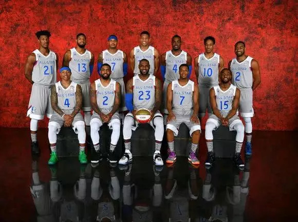 也凸显出双 也凸显出双