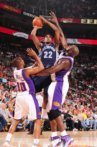 背景下发生 背景下发生